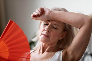 Como identificar los sofocos de la menopausia